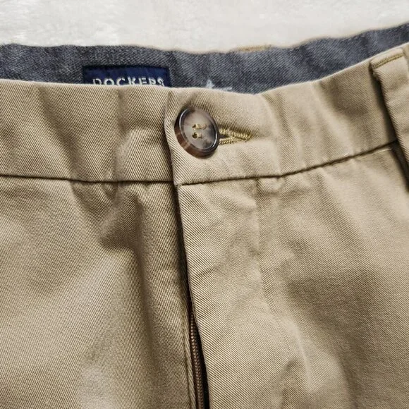 Dockers Mens Khaki long pants, 33x22 pre-owned, nice clean, straight fit, tan - Picture 6 of 8